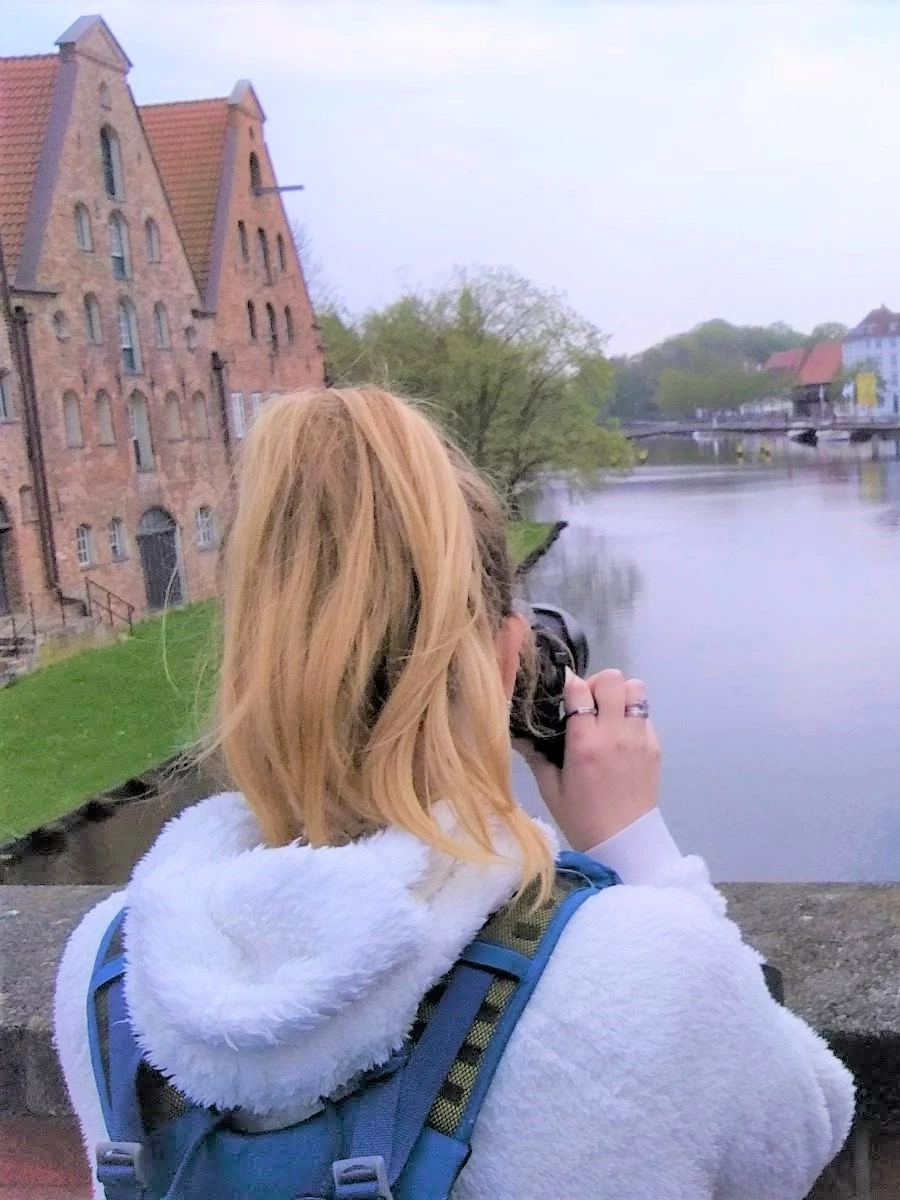 Fotografia de Erika fotografiando vista de espaldas